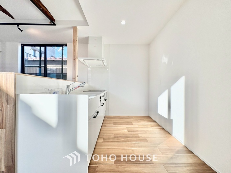 キッチン 野川のせせらぎ、小鳥のさえずり。息をふと止めてゆっくりと瞼を閉じると、映る世界は水面の波紋。静寂な中、優しく揺れる様はまるで僕の心の中を映しているようだ。