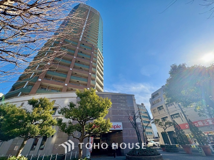 風呂 【浴室】《一日の疲れを落としてくれる場所は、落ち着く場所でなければならない》　高級感溢れるカラーと大きさ・柔らかな曲線で構成された半身浴も楽しめるバスタブが心地よさをもたらします。