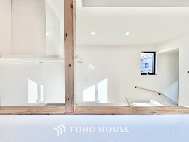 キッチン ◆リビング◆家族の温かみ、子供の成長、木々のささやき、星々の歌声。自然と調和し緑と語り合い、そんな環境に恵まれ家族は1歩ずつ前進する。だんらんリビングで今日も家族の明日への誓い。