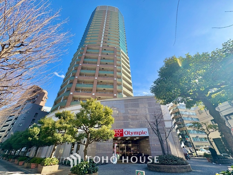 トイレ 清潔感あるホワイト調のクロスと温もり溢れるモダンカラーの床材が見事に調和した本邸宅は、毎日の生活を少しでも快適に過ごして頂ける様に落ち着いた雰囲気作りから行っています。