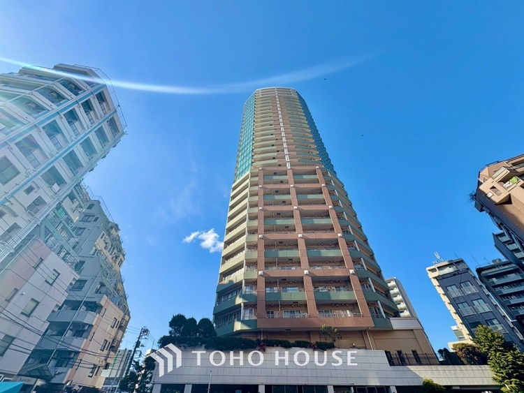 洗面 気持ちの良い朝をつくりだし、夕方には笑顔を取り戻させてくれるミラー。パウダールームはいつでも本来の自分を取り戻せる空間。明るく仕上げてあります。