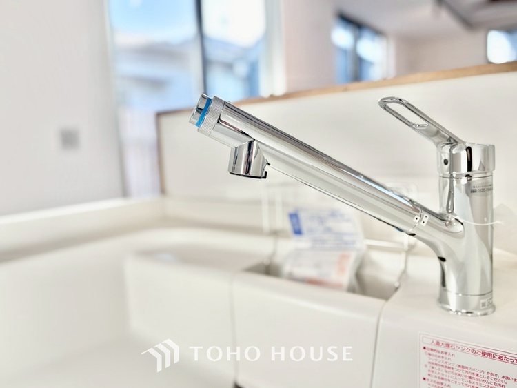 キッチン ◆リビング◆家族の温かみ、子供の成長、木々のささやき、星々の歌声。自然と調和し緑と語り合い、そんな環境に恵まれ家族は1歩ずつ前進する。だんらんリビングで今日も家族の明日への誓い。