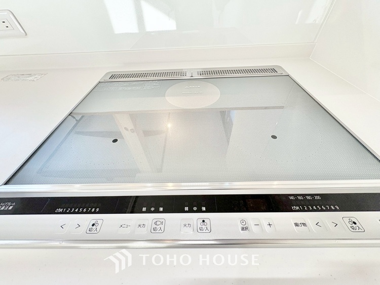 キッチン ◆思い描く◆デイリーシーンからスペシャルシーンまで様々なシーンで使用出来る、フレキシブルで飽きのこないこの空間。僕の頭の中では大好きなソファとダイニングテーブルと家族の笑顔が広がっていた