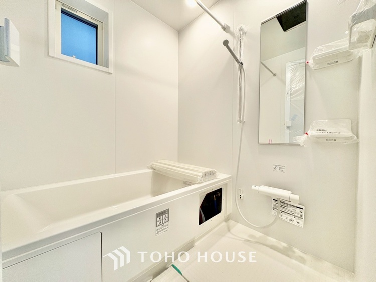 風呂 ◆サンサンと◆差し込む太陽の光がこのリビングに笑いをもたらす。ソファの上のクッションがポカポカした暖気にぬくぬくと微睡んでいる。