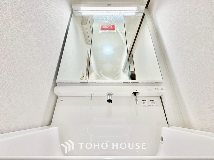 洗面 ◆水面に映る◆紅葉を纏った山々を眺め、美しさのあまり感嘆のため息を漏らした事は無いだろうか。いつしか忘れかけていた自然の美しさと力強さを思い出させてくれる、そんな景色がここにもある。