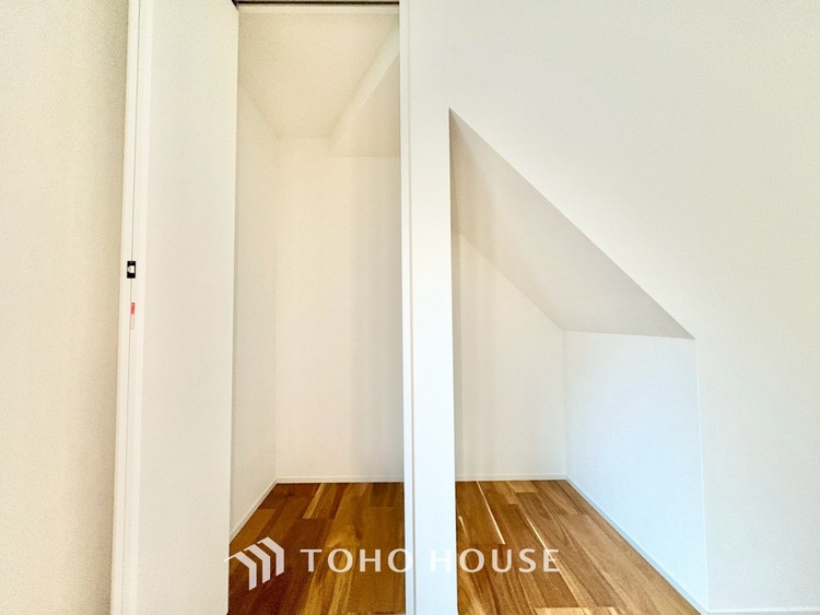 収納 ◆隠された美しさ◆流麗な音楽が流れているような繊細でいながら整然かつ堅牢なこの空間。この空間は確かに美しい。しかし、そこには美しさ以上のものが隠されている。