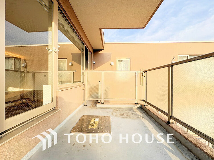 バルコニー 日当たりの良いバルコニーで晴れの日の洗濯物も楽しみになりますね