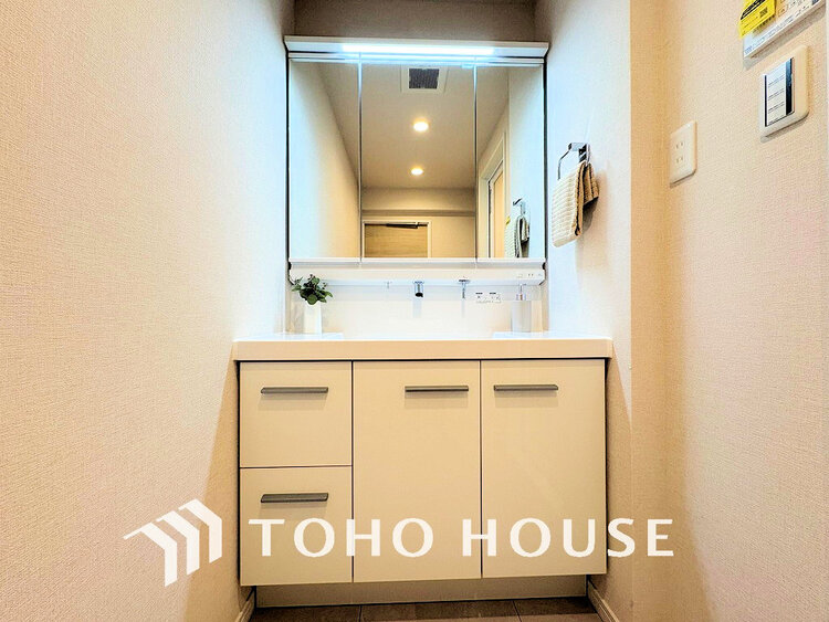 洗面 白を基調とした清潔感のある洗面室で朝の身支度を