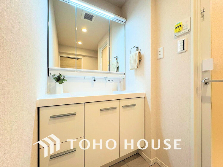 洗面 落ち着きのある色合いでまとめられた洗面室