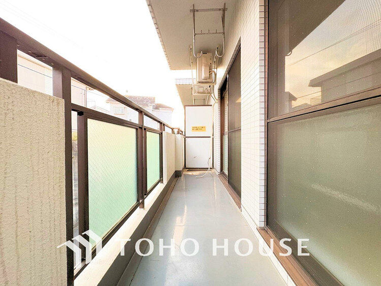 バルコニー 日当たりの良いバルコニーで晴れの日の洗濯物も楽しみになりますね