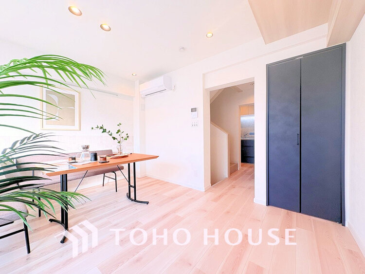 内装 上質な時間を育む暮らしのメインステージ。寛ぎとコミュニケーションを育む居心地のよい場所