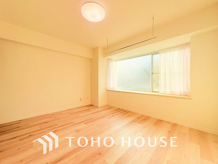 内装 採光もある洋室は、くつろぎのひと時を過ごすのにぴったり