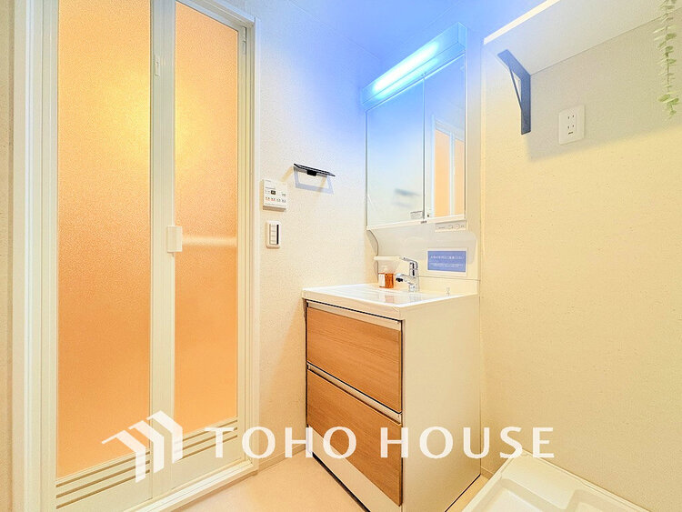 洗面 白を基調とした清潔感のある洗面室で朝の身支度を