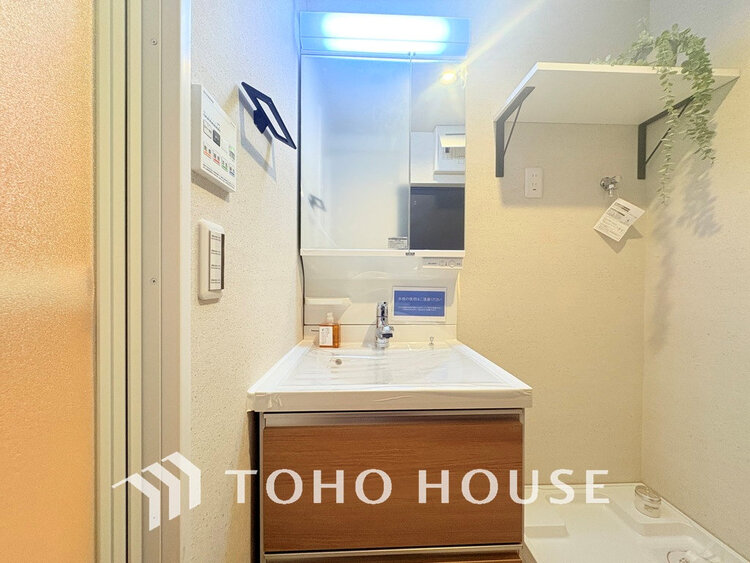 洗面 落ち着きのある色合いでまとめられた洗面室