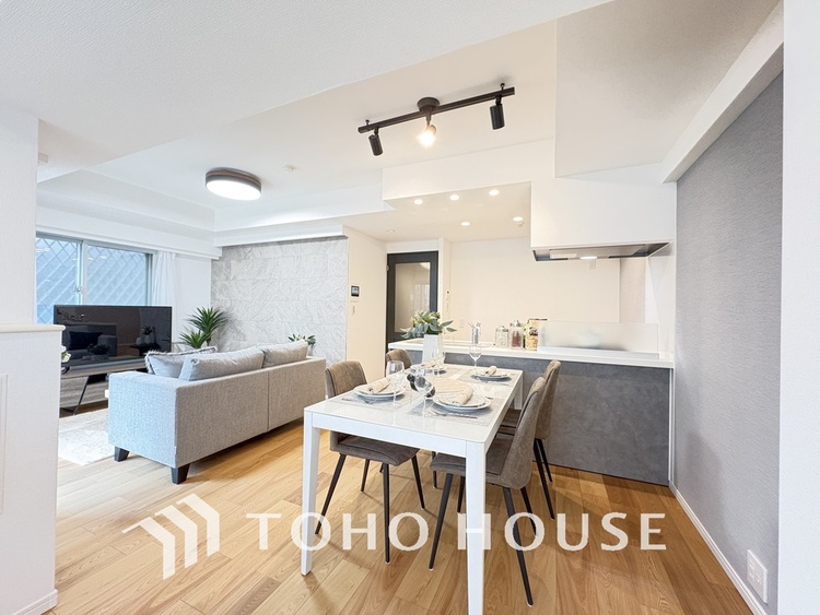 内装 広がりのある住空間、家族が集まるリビング・ダイニング