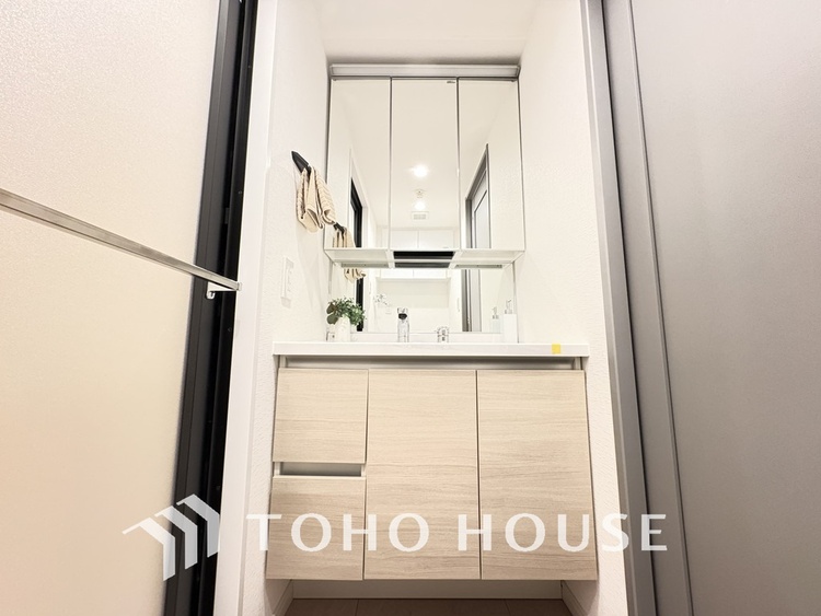 洗面 新規設置の洗面化粧台。収納豊富で使い勝手の良い3面鏡です