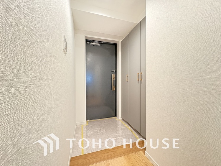 玄関 飾り過ぎないシンプルな内装の玄関