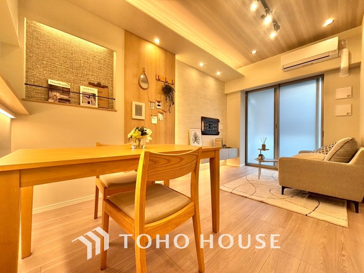 内装 居心地のいい暮らしには欠かせない眩い採光。ゆったりとした幅の窓からこの空間に降り注ぐ採光が絶えない。明るいリビングこそ居心地のいい暮らしが待っているのだと思う。