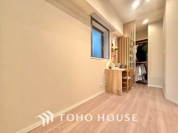 内装 風の通り道。舞い込んでくる風が優しく躍り、室内に爽やかな空気を運んでくる。そこに季節の息吹を感じて、いまがどんな季節なのかを実感する。