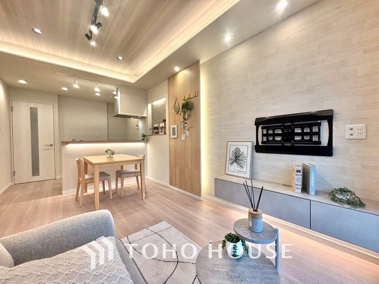 内装 叶えたかったのは落ち着きのあるナチュラルな風合い、そして開放感があるリビング。優雅な気分に浸れる幸せな時間を家族が自然と集まりたくなるこの空間で。