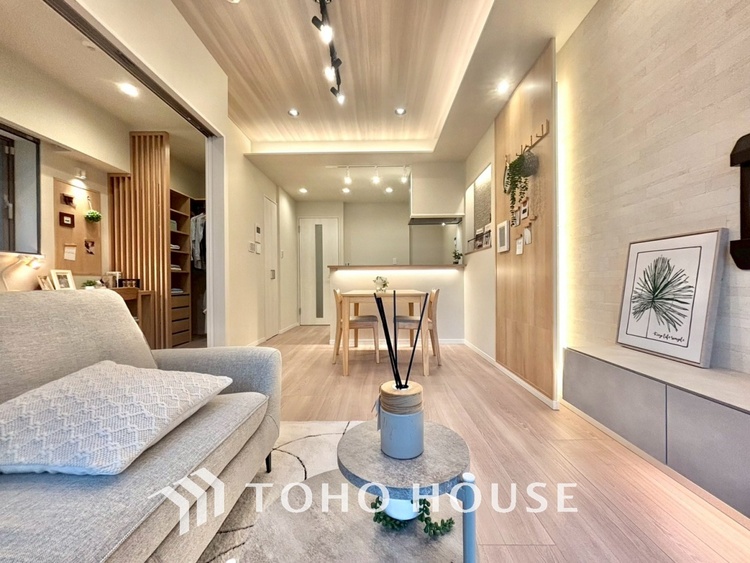 内装 ◆サンサンと◆差し込む太陽の光がこのリビングに笑いをもたらす。ソファの上のクッションがポカポカした暖気にぬくぬくと微睡んでいる。