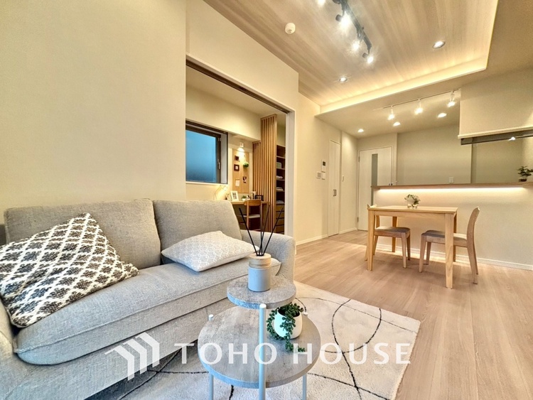 内装 ◆瀟洒な空間◆落ち着きのある彩が見事に調和させた瀟洒な空間を演出。ここに集まる家族の会話と笑顔が絶え間なく続く幸せな空間。