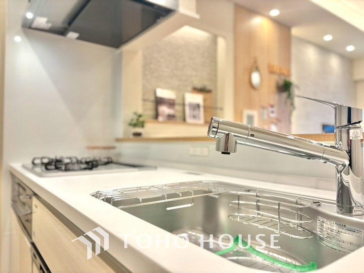 内装 キッチンは家族の絆を育む大切な空間。シンプルで使い易いシステムキッチンで愉しく作る料理は愛情のある美味しいご馳走に。家族で使えるダイニングキッチンです。