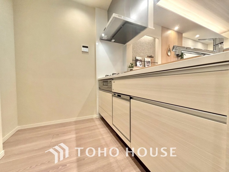 キッチン 手元の収納から、足元の収納までが全てスライド式で、奥のスペースまで有効に活用できます。奥まで上から見渡せるので、たまにしか使わない調理器具もサッと取出せます。