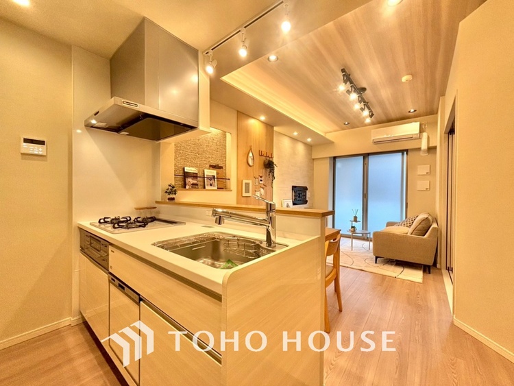 キッチン ◆愛育◆キッチンは家族の絆を育む大切な空間。シンプルで使い易いSystemKitchenで愉しく作る料理は愛情のある美味しいご馳走に。家族で使える広々としたダイニングキッチンです。