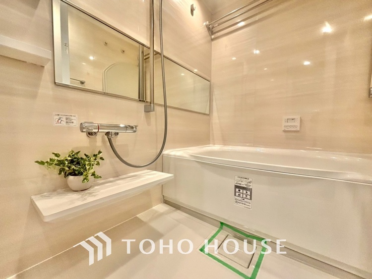 風呂 【浴室】《一日の疲れを落としてくれる場所は、落ち着く場所でなければならない》　高級感溢れるカラーと大きさ・柔らかな曲線で構成された半身浴も楽しめるバスタブが心地よさをもたらします。