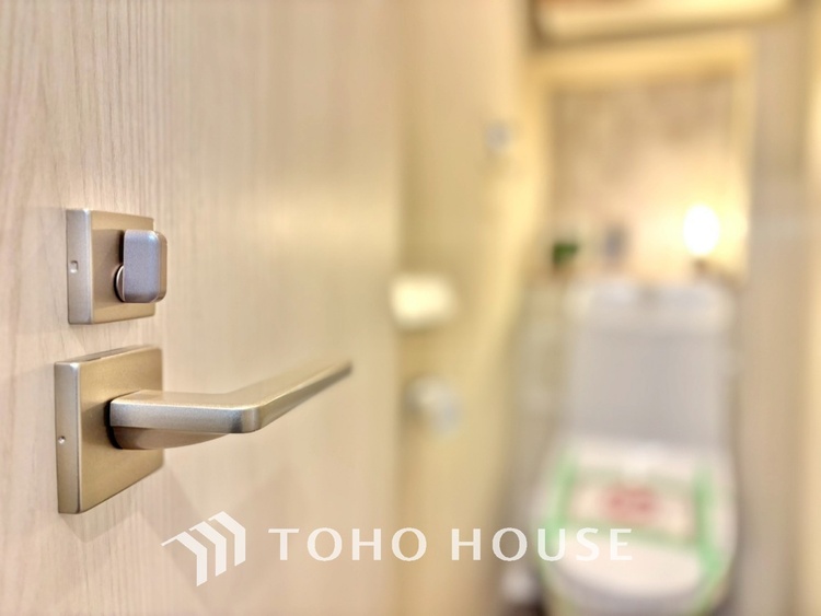 トイレ 清潔感あるホワイト調のクロスと温もり溢れるモダンカラーの床材が見事に調和した本邸宅は、毎日の生活を少しでも快適に過ごして頂ける様に落ち着いた雰囲気作りから行っています。