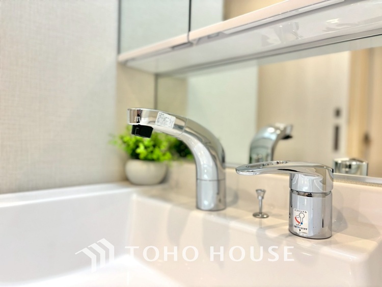 洗面 気持ちの良い朝をつくりだし、夕方には笑顔を取り戻させてくれるミラー。パウダールームはいつでも本来の自分を取り戻せる空間。明るく仕上げてあります。