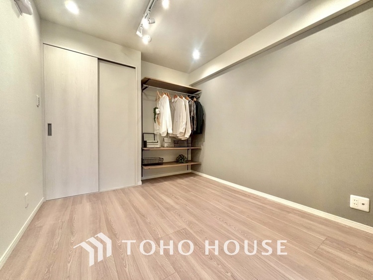 内装 風の通り道。舞い込んでくる風が優しく躍り、室内に爽やかな空気を運んでくる。そこに季節の息吹を感じて、いまがどんな季節なのかを実感する。