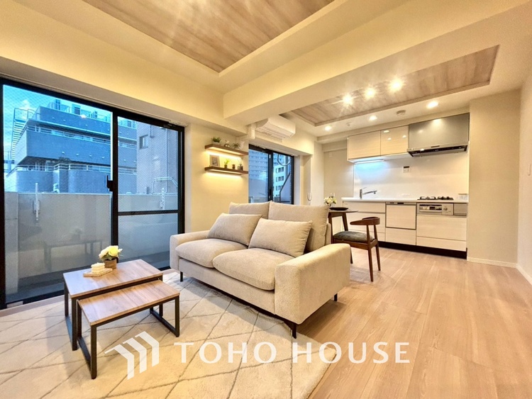 内装 ◆サンサンと◆差し込む太陽の光がこのリビングに笑いをもたらす。ソファの上のクッションがポカポカした暖気にぬくぬくと微睡んでいる。