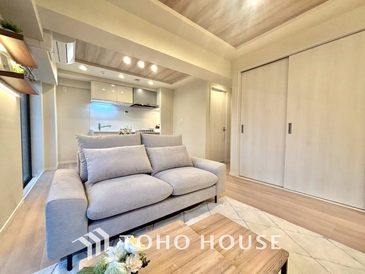 内装 ここはみんなが集い、食事と楽しい会話が始まる場所。話に夢中になりすぎて、ついつい時を忘れ、夜半過ぎになってしまう。そんな束の間の幸せを感じさせてくれます。