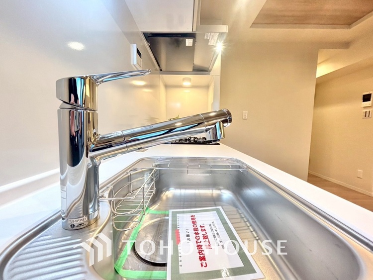 内装 キッチンは家族の絆を育む大切な空間。シンプルで使い易いシステムキッチンで愉しく作る料理は愛情のある美味しいご馳走に。家族で使えるダイニングキッチンです。