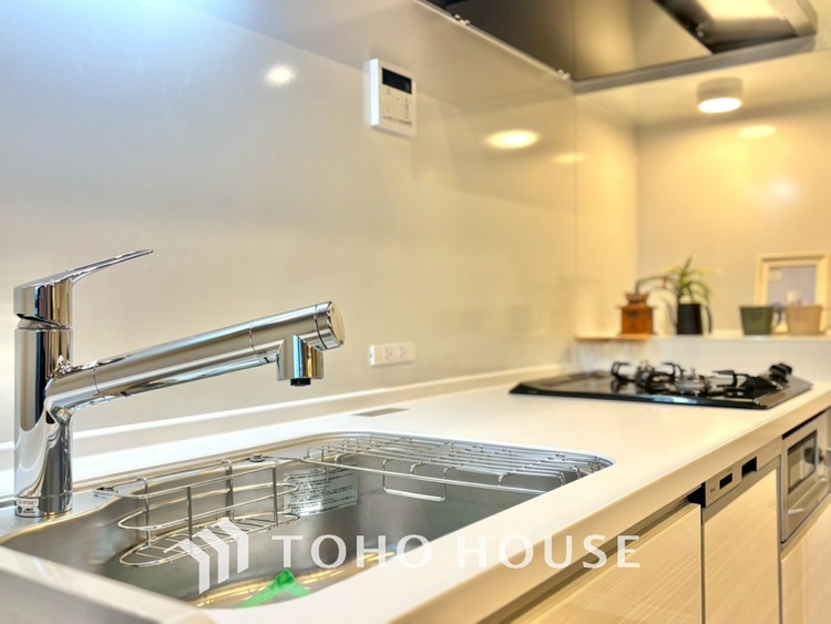 キッチン ◆愛育◆キッチンは家族の絆を育む大切な空間。シンプルで使い易いSystemKitchenで愉しく作る料理は愛情のある美味しいご馳走に。家族で使える広々としたダイニングキッチンです。