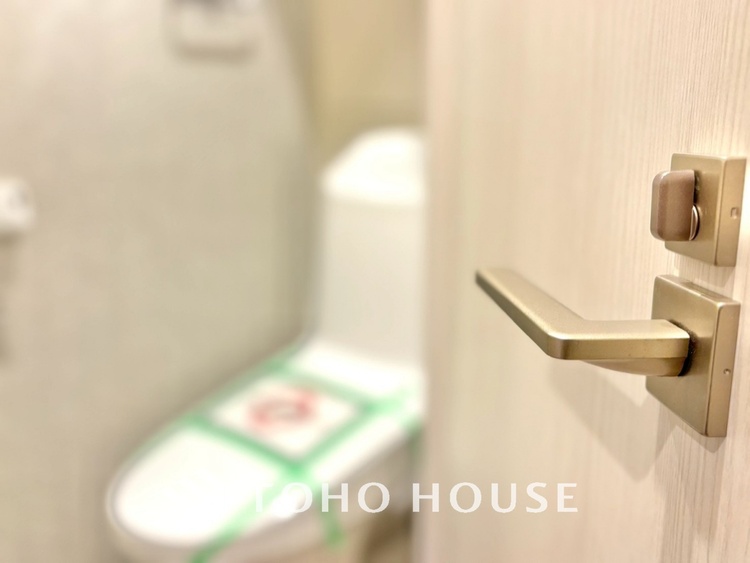 トイレ 清潔感あるホワイト調のクロスと温もり溢れるモダンカラーの床材が見事に調和した本邸宅は、毎日の生活を少しでも快適に過ごして頂ける様に落ち着いた雰囲気作りから行っています。