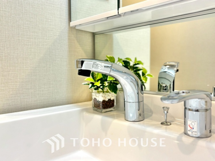 洗面 気持ちの良い朝をつくりだし、夕方には笑顔を取り戻させてくれるミラー。パウダールームはいつでも本来の自分を取り戻せる空間。明るく仕上げてあります。