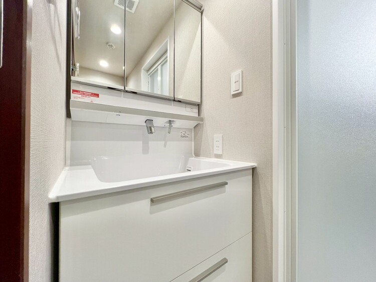 その他 清潔感を感じられる洗面化粧台。