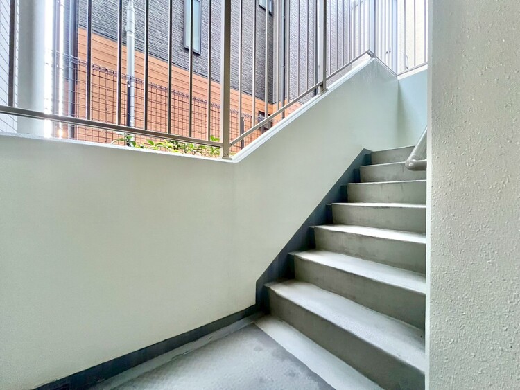 その他 共用部の階段です。明るく清潔に管理されています。