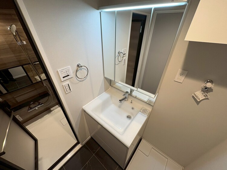 その他 清潔感を感じられる洗面化粧台。