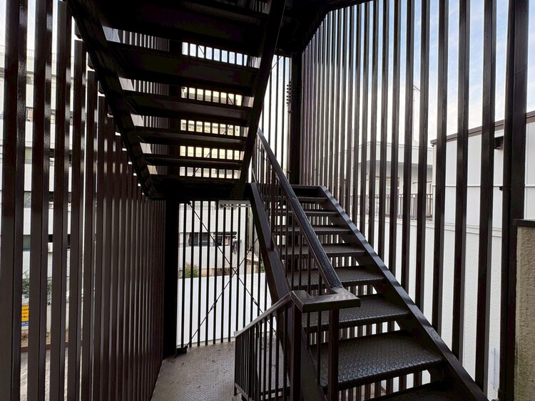 その他 共用部の階段です。明るく清潔に管理されています。