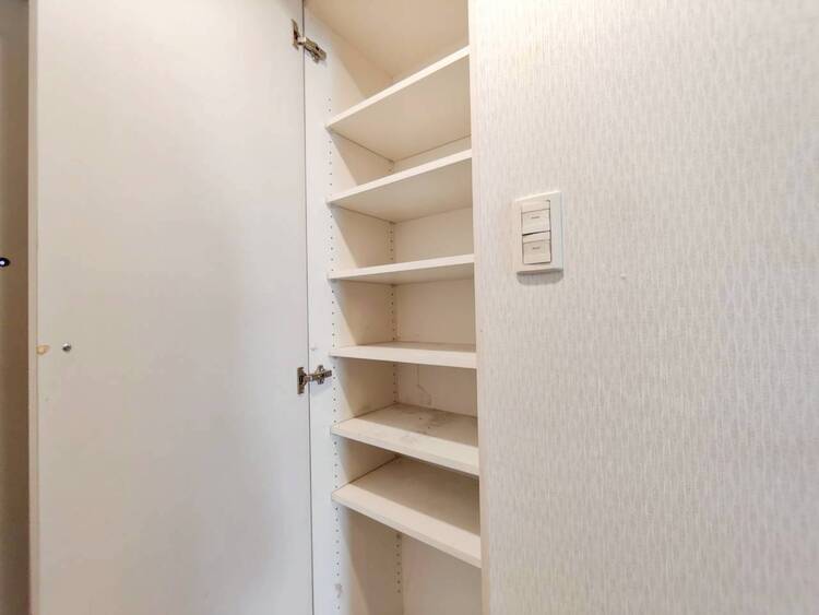 収納 家電やスーツケース、ストック品など何でも片付く嬉しい空間です。