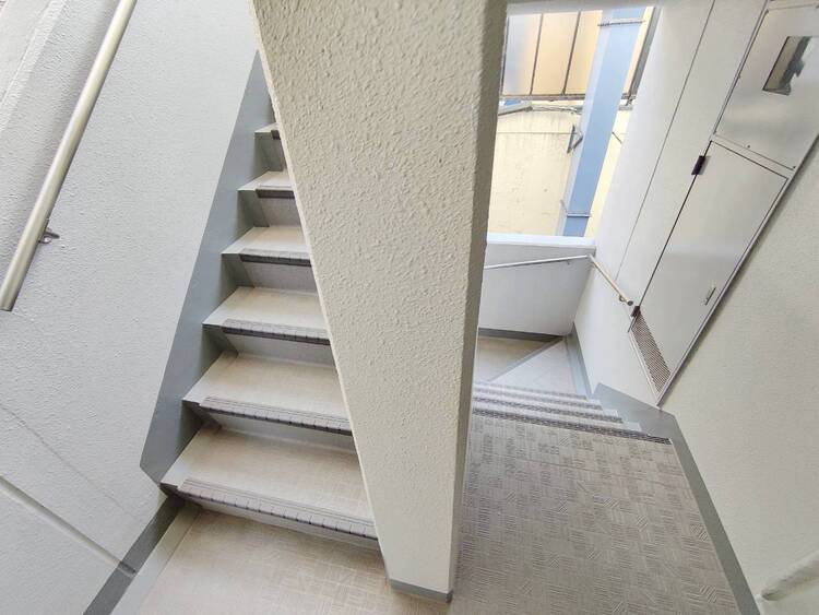 設備 共用部の階段です。明るく清潔に管理されています。