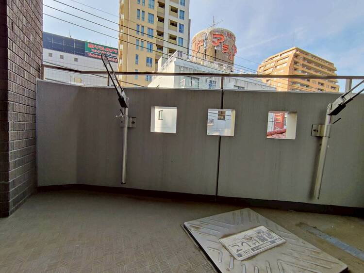 バルコニー 朝の澄んだ空気や、夕方に吹く清々しい風を感じられるバルコニー。