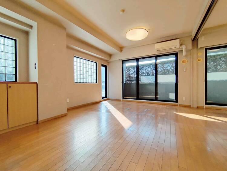 居間 落ち着いた雰囲気に包まれて、伸びやかな空間。