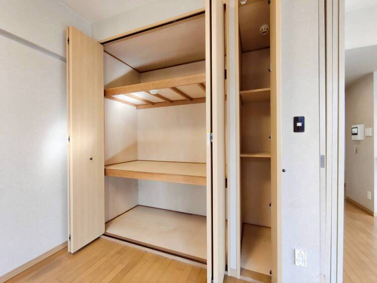 収納 家電やスーツケース、ストック品など何でも片付く嬉しい空間です。