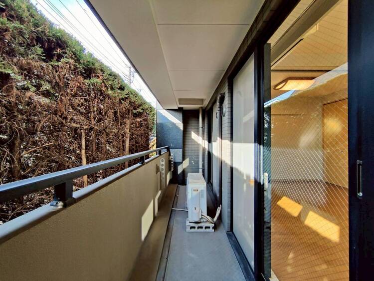 バルコニー 朝の澄んだ空気や、夕方に吹く清々しい風を感じられるバルコニー。