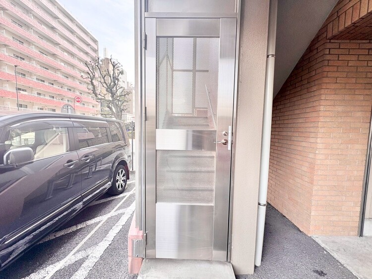 設備 共用部の階段です。明るく清潔に管理されています。